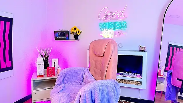 Snapshot of Alice_Vixen chatting on May 26, 12:12 pm Alice Vixen online show from May 26, 12:12 pm