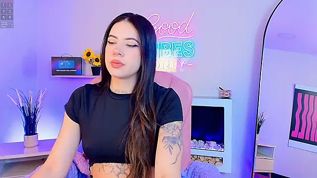 Snapshot of Alice_Vixen chatting on June 3, 12:19 pm Alice Vixen online show from June 3, 12:19 pm