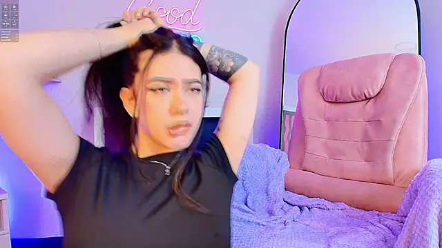 Snapshot of Alice_Vixen chatting on June 3, 2:33 pm Alice Vixen online show from June 3, 2:33 pm