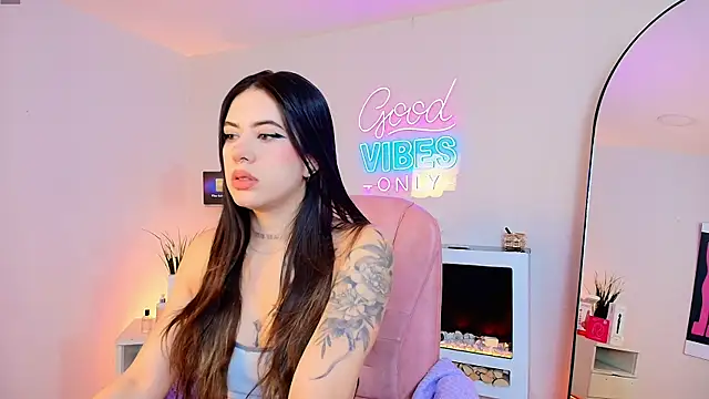 Snapshot of Alice_Vixen chatting on June 4, 12:11 pm Alice Vixen online show from June 4, 12:11 pm