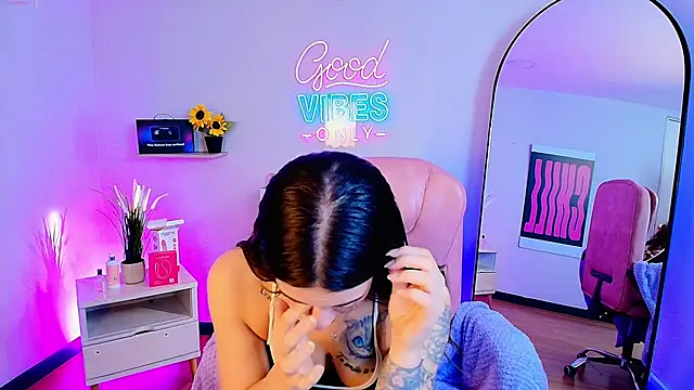 Snapshot of Alice_Vixen chatting on June 10, 12:15 pm Alice Vixen online show from June 10, 12:15 pm