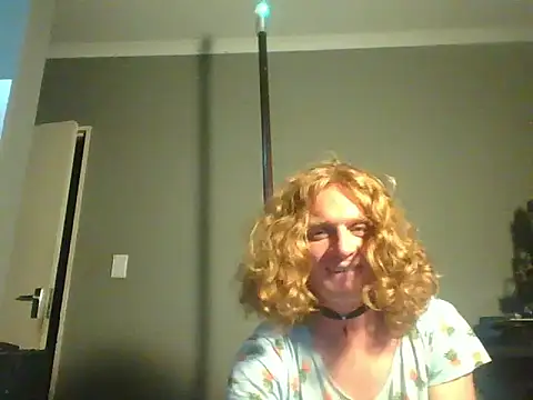 untamedredsnake online show from March 6, 1:13 am