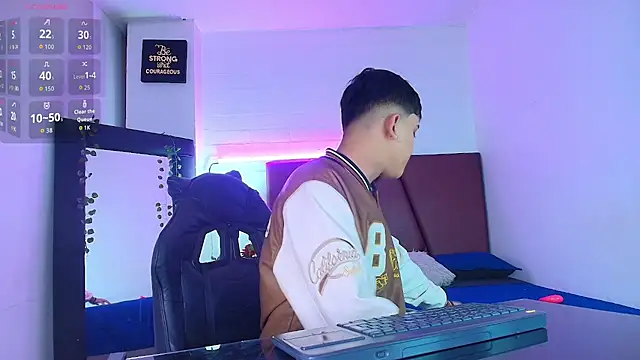 Snapshot of Lucass_love chatting on October 1, 1:17 pm Lucass love online show from October 1, 1:17 pm