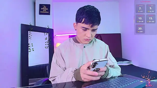 Snapshot of Lucass_love chatting on October 8, 1:20 pm Lucass love online show from October 8, 1:20 pm