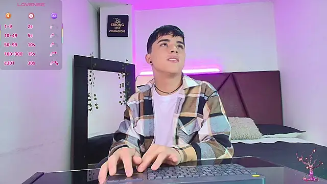 Snapshot of Lucass_love chatting on October 9, 1:20 pm Lucass love online show from October 9, 1:20 pm