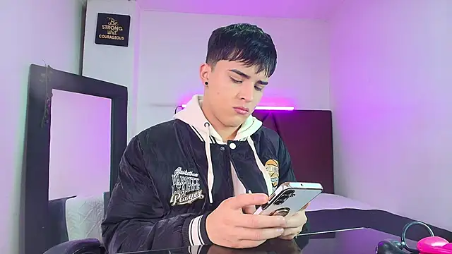 Snapshot of Lucass_love chatting on October 11, 1:09 pm Lucass love online show from October 11, 1:09 pm