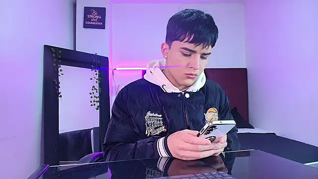 Snapshot of Lucass_love chatting on October 13, 1:33 pm Lucass love online show from October 13, 1:33 pm