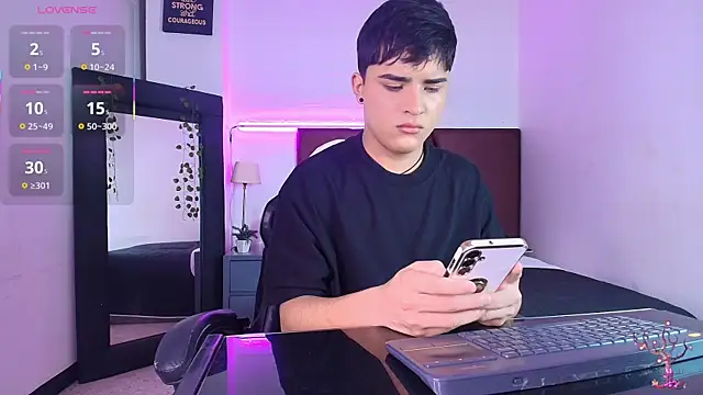 Snapshot of Lucass_love chatting on October 18, 4:52 pm Lucass love online show from October 18, 4:52 pm