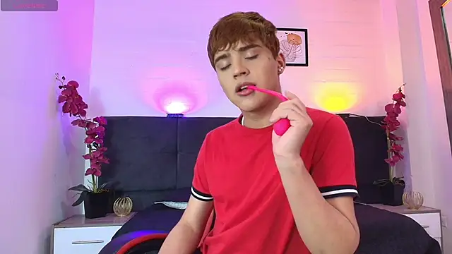 Snapshot of Lucass_love chatting on May 29, 4:49 pm Lucass love online show from May 29, 4:49 pm
