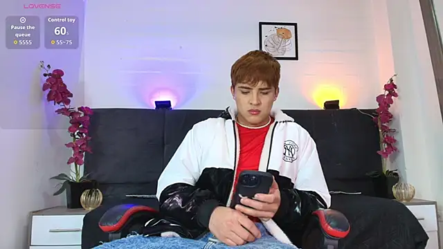 Snapshot of Lucass_love chatting on June 2, 5:15 pm Lucass love online show from June 2, 5:15 pm