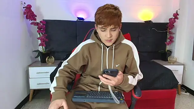 Snapshot of Lucass_love chatting on June 4, 1:06 pm Lucass love online show from June 4, 1:06 pm