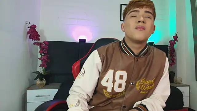 Snapshot of Lucass_love chatting on June 10, 1:21 pm Lucass love online show from June 10, 1:21 pm