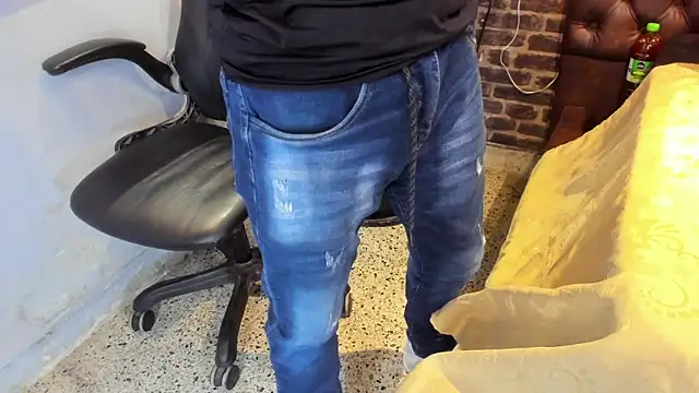 VinzenzRizzo online show from October 27, 5:33 am