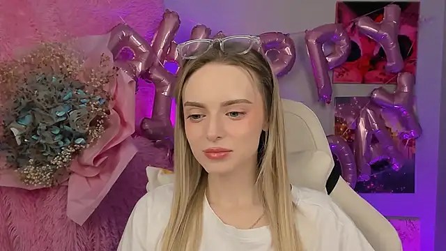 Snapshot of JuliaBrewwer chatting on September 18, 2:19 pm JuliaBrewwer online show from September 18, 2:19 pm