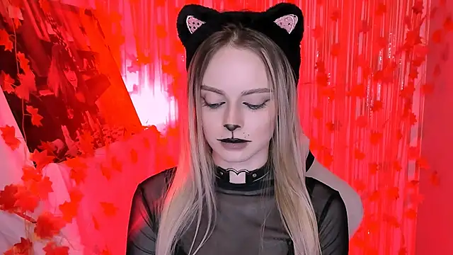 Snapshot of JuliaBrewwer chatting on October 31, 1:34 pm JuliaBrewwer online show from October 31, 1:34 pm