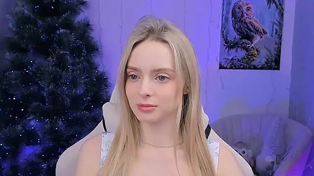 Snapshot of JuliaBrewwer chatting on December 15, 1:37 pm JuliaBrewwer online show from December 15, 1:37 pm