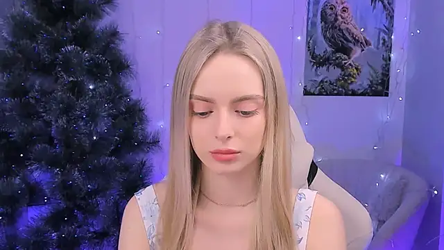 Snapshot of JuliaBrewwer chatting on December 17, 1:50 pm JuliaBrewwer online show from December 17, 1:50 pm