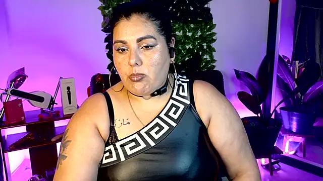 Snapshot of AndreaKinky chatting on June 11, 12:32 am AndreaKinky online show from June 11, 12:32 am