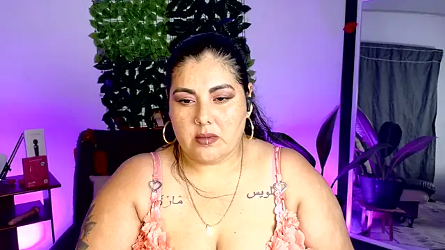 Snapshot of AndreaKinky chatting on June 16, 10:23 pm AndreaKinky online show from June 16, 10:23 pm