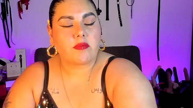 Snapshot of AndreaKinky chatting on July 2, 10:49 pm AndreaKinky online show from July 2, 10:49 pm
