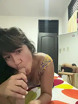 Snapshot of Huitaca_ chatting on May 9, 4:39 am Huitaca online show from May 9, 4:39 am