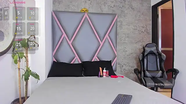 Quee Sophine online show from December 16, 7:30 pm