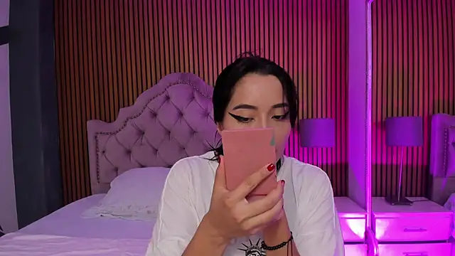 Starbutterflyy  online show from November 4, 4:11 am