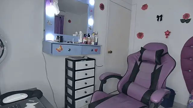 Snapshot of soffy_rosses chatting on June 15, 2:03 am soffy rosses online show from June 15, 2:03 am