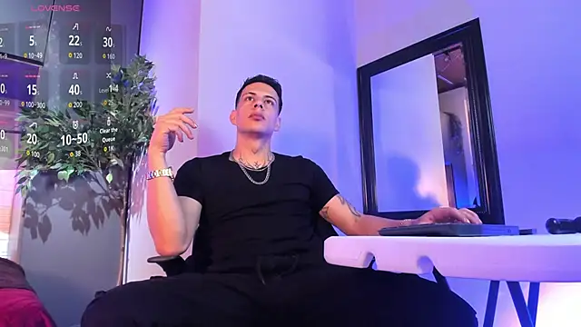 Snapshot of Dustin_Sonne chatting on May 6, 3:46 am Dustin Sonne online show from May 6, 3:46 am