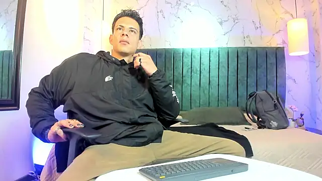 Snapshot of Dustin_Sonne chatting on June 10, 3:39 am Dustin Sonne online show from June 10, 3:39 am