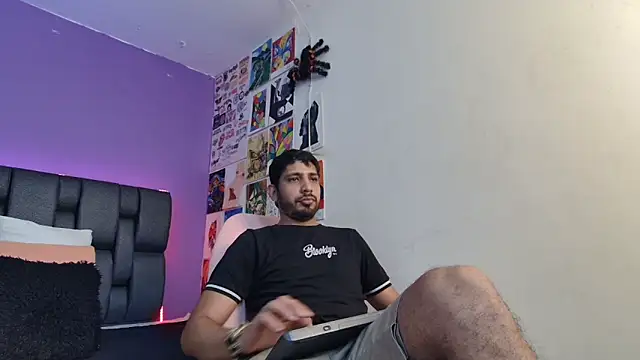 ashtoncooperr online show from November 4, 7:02 pm