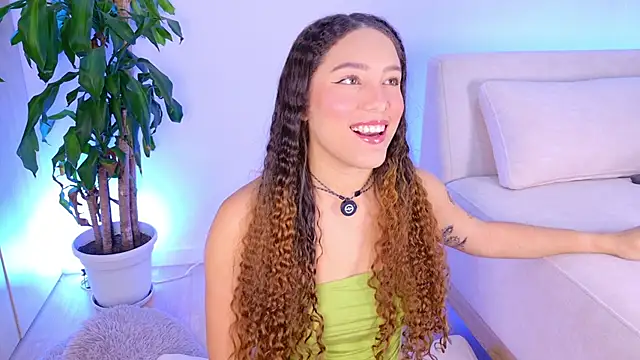Snapshot of onlyemily_ chatting on May 21, 1:12 am onlyemily online show from May 21, 1:12 am