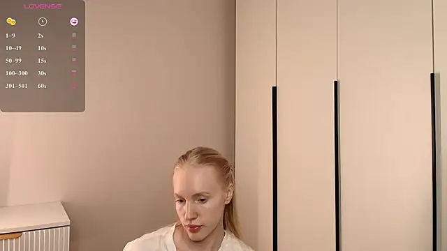 Elizabeth Mitchel online show from April 24, 4:31 pm