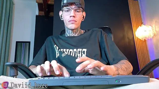 Snapshot of david_huge chatting on August 4, 1:20 am david huge online show from August 4, 1:20 am