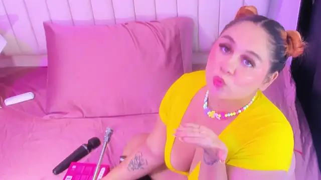 Snapshot of sharlotthe_bigass chatting on June 12, 3:05 am sharlotthe bigass online show from June 12, 3:05 am