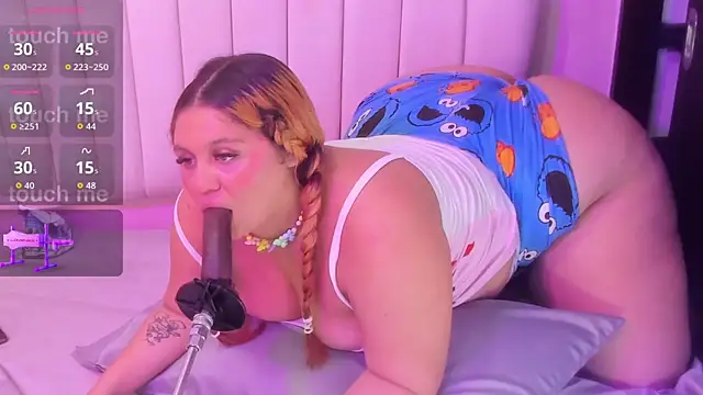 Snapshot of sharlotthe_bigass chatting on June 20, 9:01 am sharlotthe bigass online show from June 20, 9:01 am