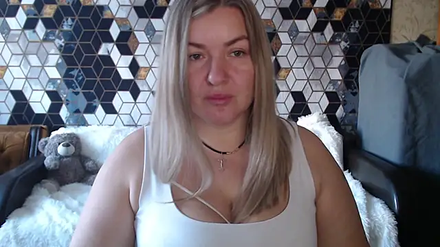 Snapshot of NikaSkylink chatting on February 11, 5:56 am NikaSkylink online show from February 11, 5:56 am