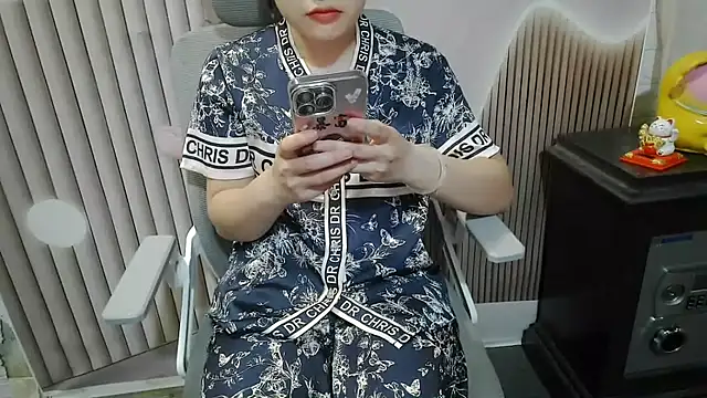 Snapshot of Emachiii chatting on September 26, 12:47 am Emachiii online show from September 26, 12:47 am