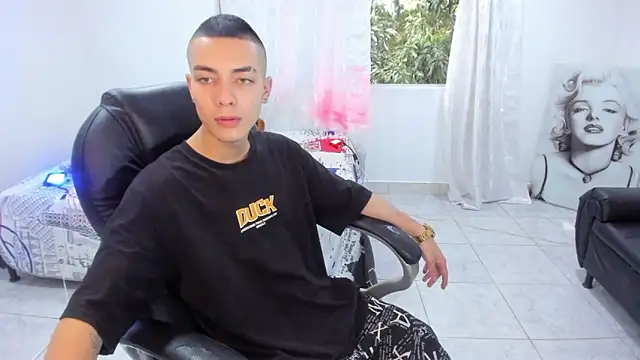 Snapshot of Dereck_Boy8 chatting on October 13, 8:53 pm Dereck Boy8 online show from October 13, 8:53 pm