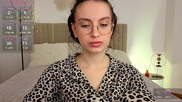 Real cutie1 online show from June 10, 12:59 pm