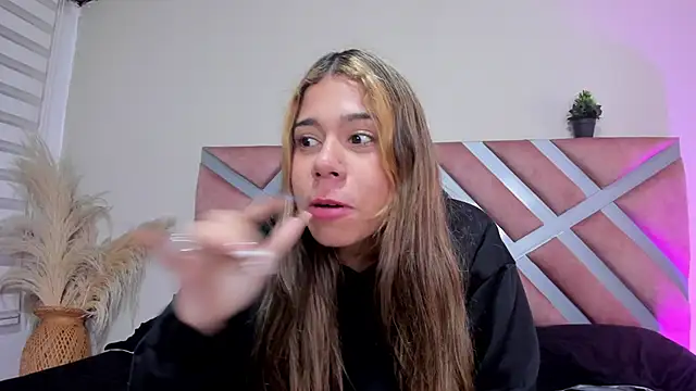 Snapshot of Rachell_criss chatting on June 2, 4:25 am Rachell criss online show from June 2, 4:25 am