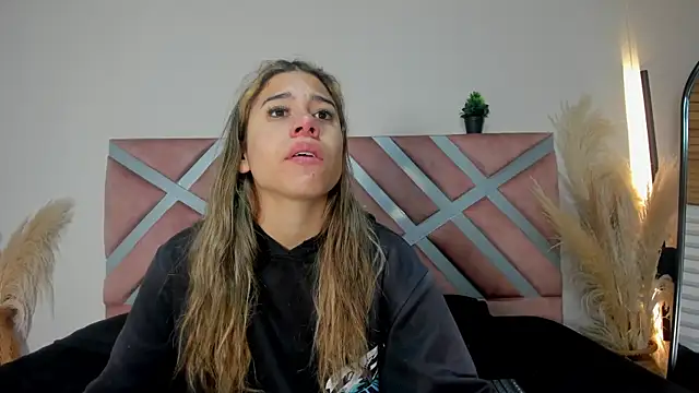 Snapshot of Rachell_criss chatting on June 13, 4:10 am Rachell criss online show from June 13, 4:10 am