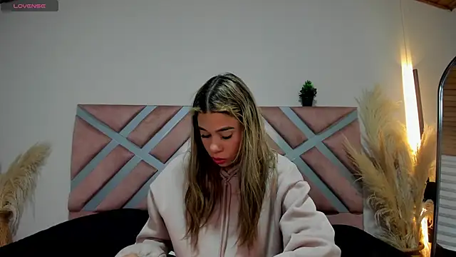Snapshot of Rachell_criss chatting on June 14, 3:52 am Rachell criss online show from June 14, 3:52 am