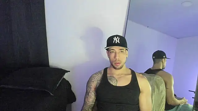 Snapshot of ThiagoLugo chatting on November 22, 4:33 am ThiagoLugo online show from November 22, 4:33 am