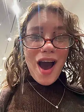 Snapshot of lucy-joy chatting on November 7, 10:37 am lucy-joy online show from November 7, 10:37 am