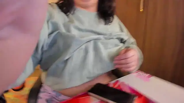 Snapshot of Verolake chatting on December 4, 11:57 pm Verolake online show from December 4, 11:57 pm