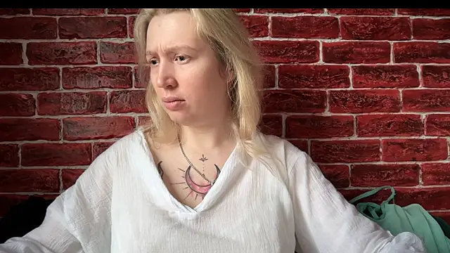 Snapshot of CitrusBlissss chatting on October 31, 2:45 am CitrusBlissss online show from October 31, 2:45 am