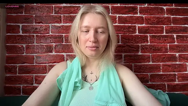 Snapshot of CitrusBlissss chatting on November 3, 2:24 am CitrusBlissss online show from November 3, 2:24 am