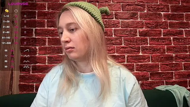 Snapshot of CitrusBlissss chatting on December 2, 3:23 am CitrusBlissss online show from December 2, 3:23 am