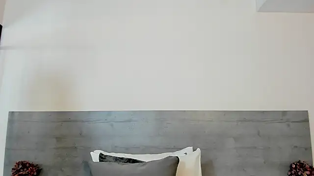 sunnyWhitee online show from March 9, 7:07 pm